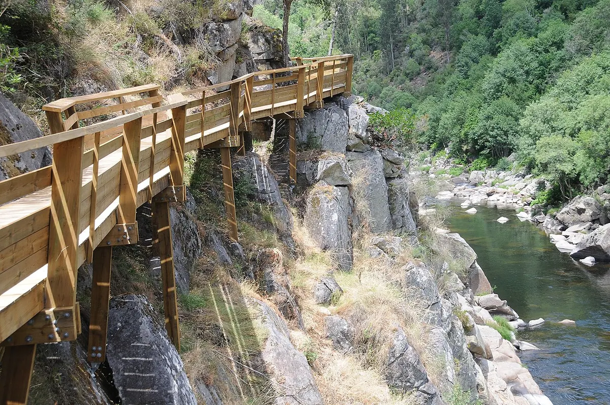 Passadiço de madeira sobre o rio Paiva